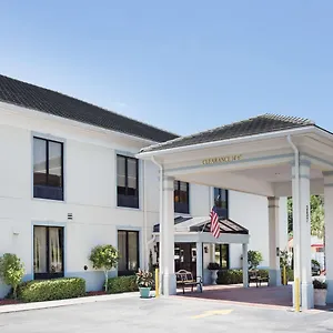 Baymont By Wyndham Savannah/garden Hotel